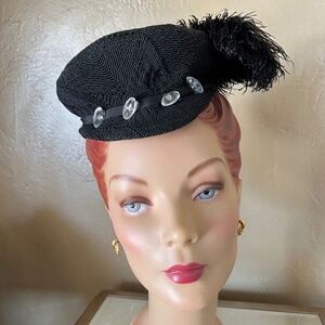 UNIQUE 1940s' BLACK TILT HAT MADE OF CORDE + B/W FEATHERS & SEE-THROUGH BUTTONS